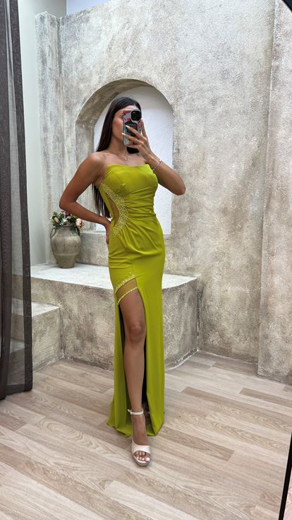 فستان سهرة أصفر بدون حمالات مع خصر مطرز