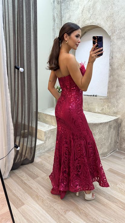 Abito di paillettes rosso senza spalline con piuma di piume