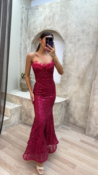 Abito di paillettes rosso senza spalline con piuma di piume