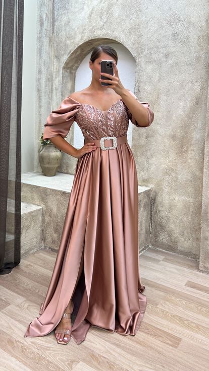 Pudra Kol Detay Göğsü İşlemeli Kemerli Saten Büyük Beden Abiye Elbise