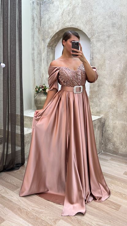 Pudra Kol Detay Göğsü İşlemeli Kemerli Saten Büyük Beden Abiye Elbise