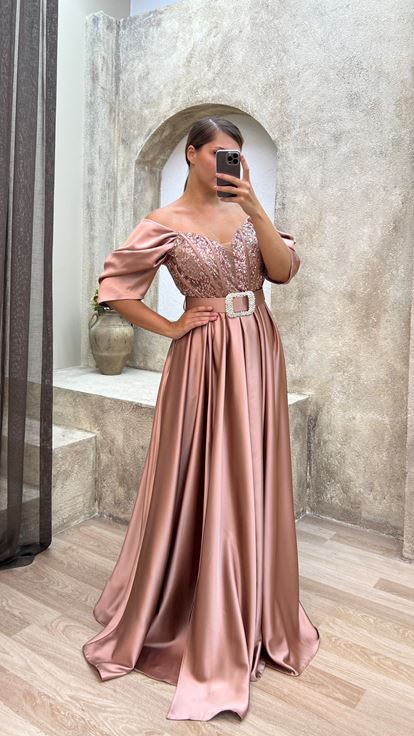 Pudra Kol Detay Göğsü İşlemeli Kemerli Saten Büyük Beden Abiye Elbise