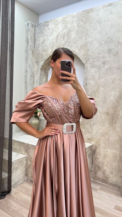 Pudra Kol Detay Göğsü İşlemeli Kemerli Saten Büyük Beden Abiye Elbise