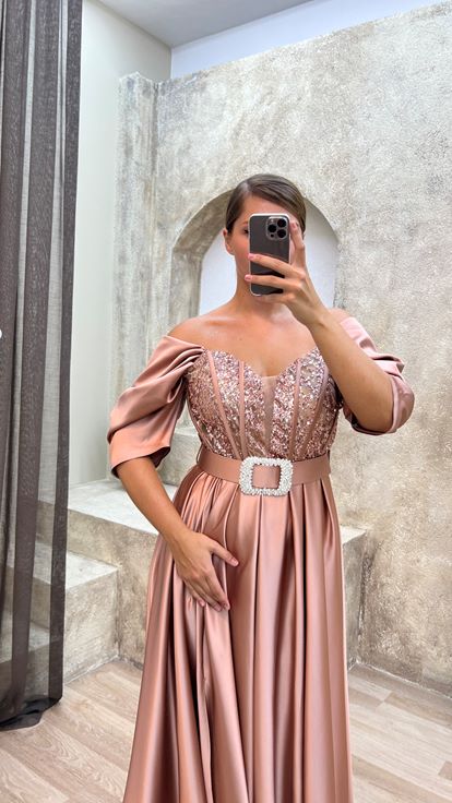 Pudra Kol Detay Göğsü İşlemeli Kemerli Saten Büyük Beden Abiye Elbise