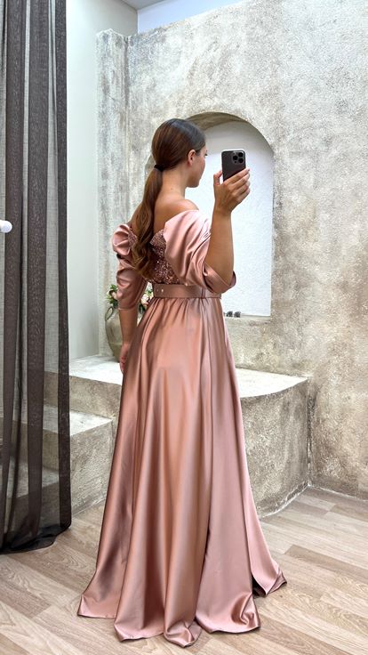 Pudra Kol Detay Göğsü İşlemeli Kemerli Saten Büyük Beden Abiye Elbise