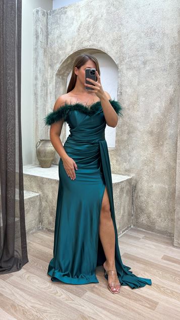 Smaragdgrünes Abendkleid aus plissiertem Satin mit Federn auf der Brust und großen Größen