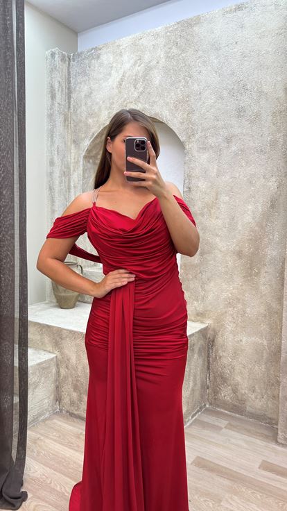 Kırmızı Sırtı Çapraz Büzgülü Büyük Beden Abiye Elbise