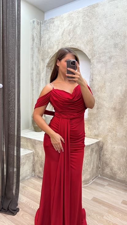 Kırmızı Sırtı Çapraz Büzgülü Büyük Beden Abiye Elbise