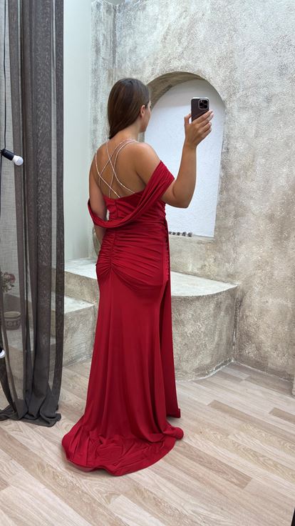 Kırmızı Sırtı Çapraz Büzgülü Büyük Beden Abiye Elbise