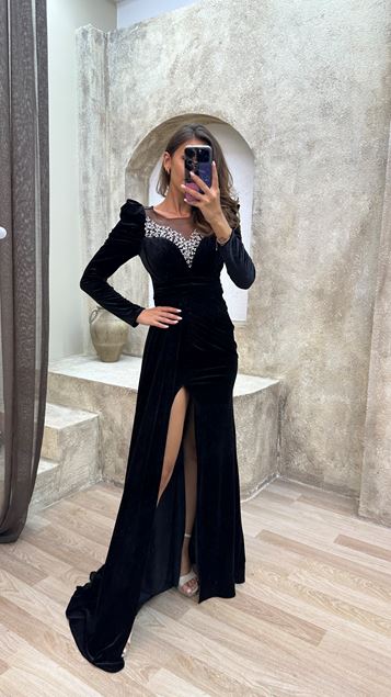 Robe de soirée noire à épaule rembourrée et buste brodé
