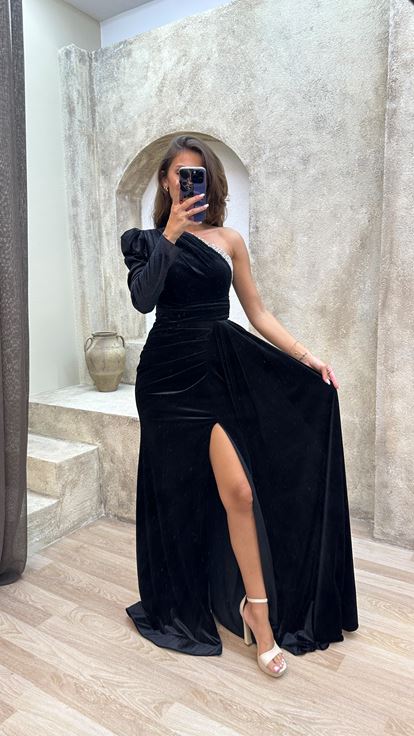 Vestido de noche negro bordado en el pecho de una sola manga