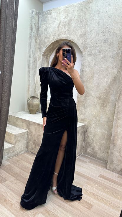 Vestido de noche negro bordado en el pecho de una sola manga