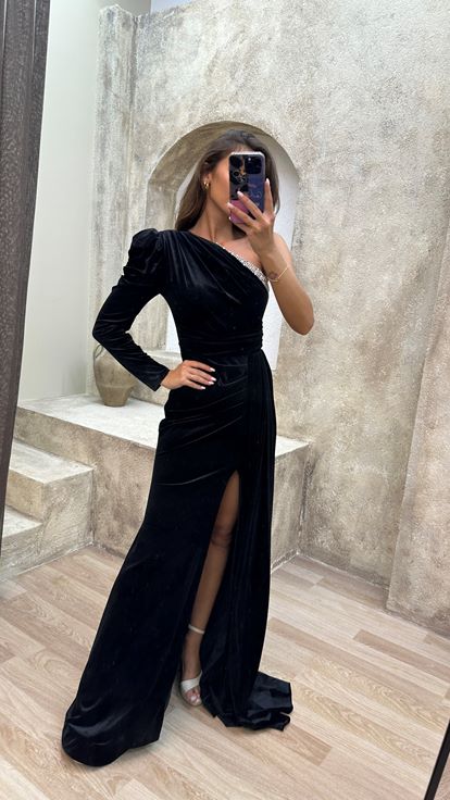 Vestido de noche negro bordado en el pecho de una sola manga