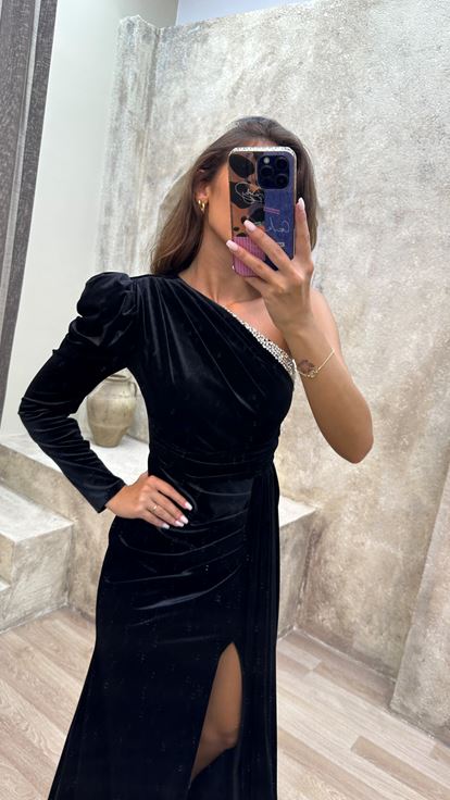 Vestido de noche negro bordado en el pecho de una sola manga