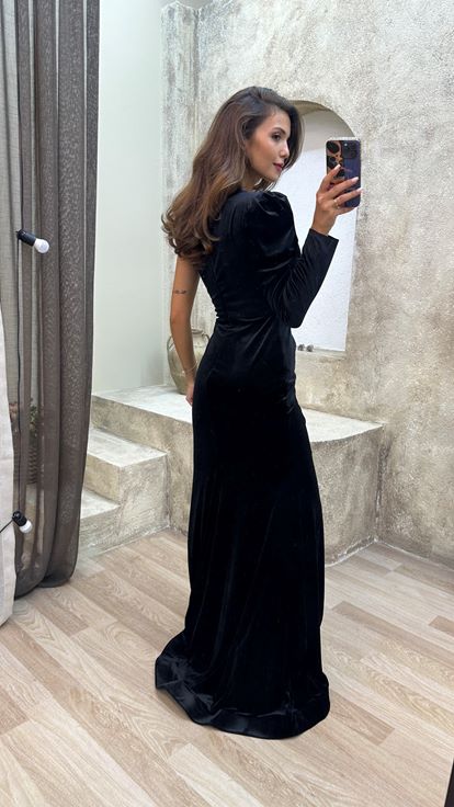 Vestido de noche negro bordado en el pecho de una sola manga