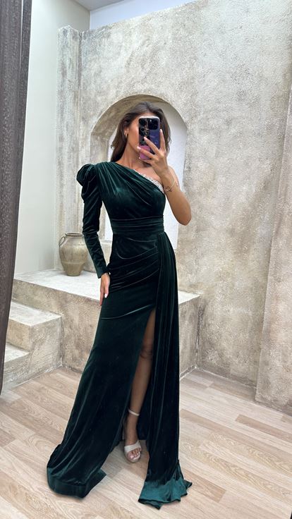 Zümrüt Tek Kol Göğsü İşlemeli Abiye Elbise