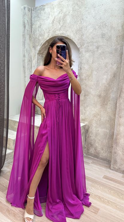 فستان سهرة بلون الفوشيا بتفاصيل مكشوفة الكتفين