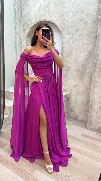 فستان سهرة بلون الفوشيا بتفاصيل مكشوفة الكتفين