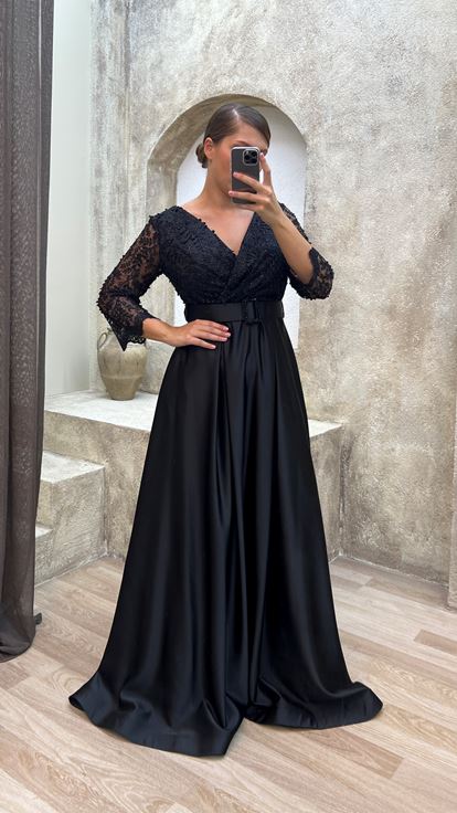 Petto nero ricamato raso cinturato abito da sera