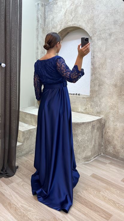Marineblaues, auf der Brust besticktes Satin-Abendkleid mit Gürtel