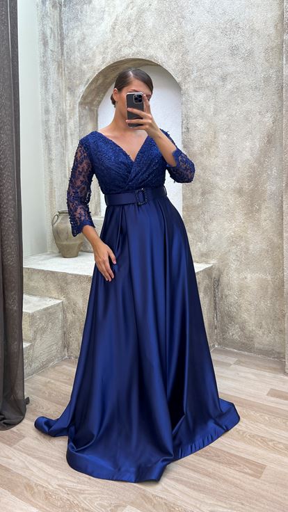 Marineblaues, auf der Brust besticktes Satin-Abendkleid mit Gürtel