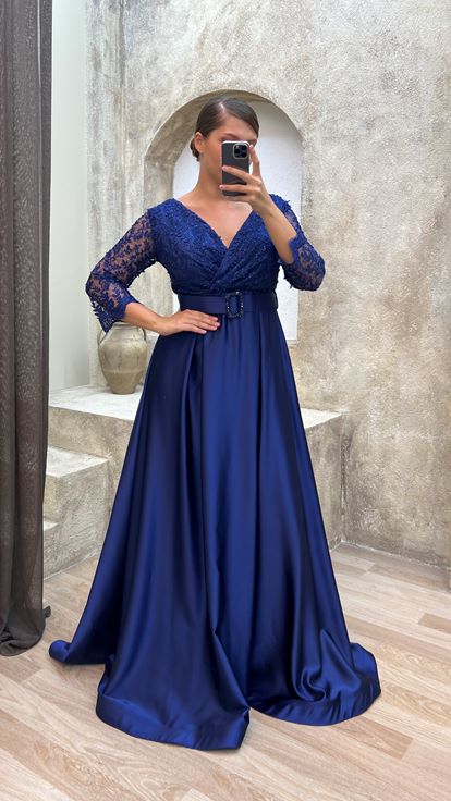 Marineblaues, auf der Brust besticktes Satin-Abendkleid mit Gürtel