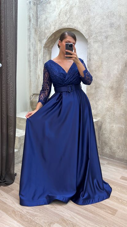 Marineblaues, auf der Brust besticktes Satin-Abendkleid mit Gürtel