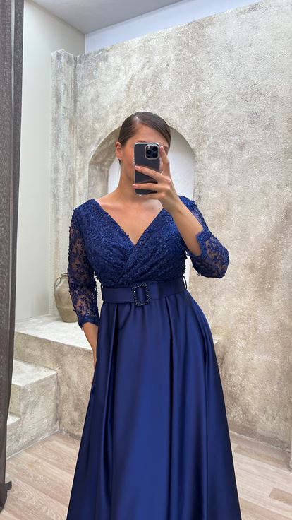 Marineblaues, auf der Brust besticktes Satin-Abendkleid mit Gürtel