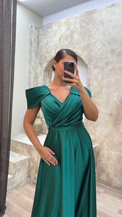 Zümrüt Omuz Detay Kemerli Saten Abiye Elbise