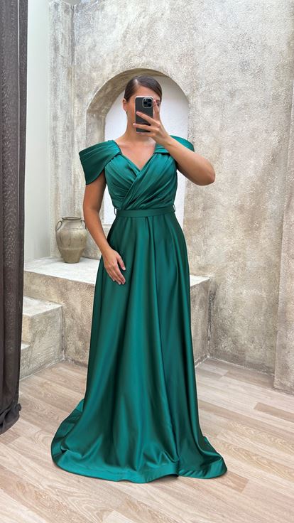 Zümrüt Omuz Detay Kemerli Saten Abiye Elbise
