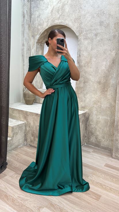Zümrüt Omuz Detay Kemerli Saten Abiye Elbise