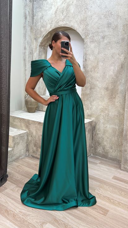 Zümrüt Omuz Detay Kemerli Saten Abiye Elbise