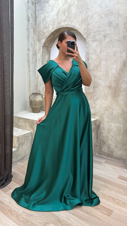 Zümrüt Omuz Detay Kemerli Saten Abiye Elbise