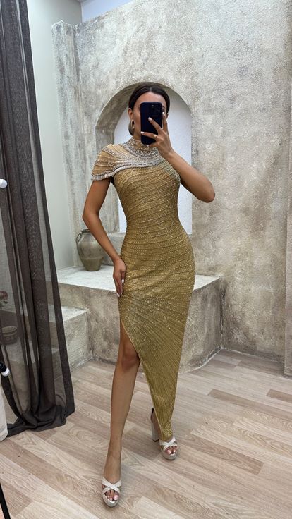 فستان بتصميم مطرز خاص بتفاصيل الكتف باللون الأصفر