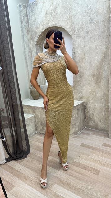 Vestido de diseño bordado personalizado con detalle de hombros amarillos