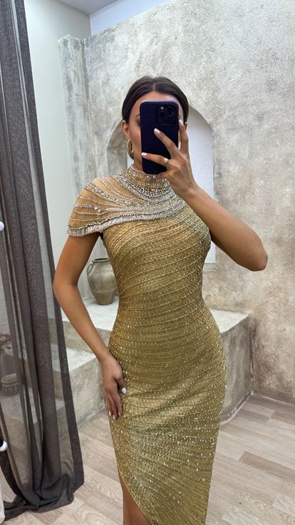 فستان بتصميم مطرز خاص بتفاصيل الكتف باللون الأصفر