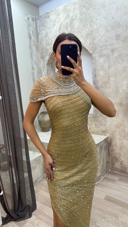 فستان بتصميم مطرز خاص بتفاصيل الكتف باللون الأصفر