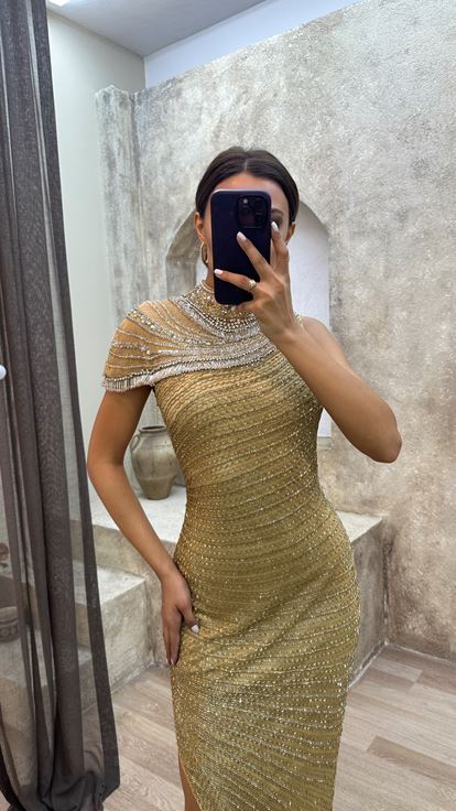 فستان بتصميم مطرز خاص بتفاصيل الكتف باللون الأصفر