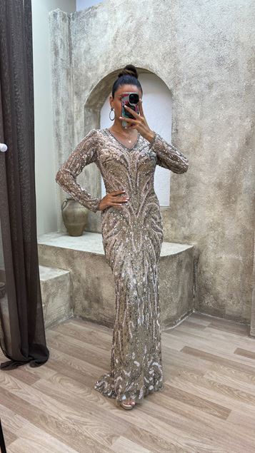 Vestido de noche beige con escote en V con diseño bordado especial