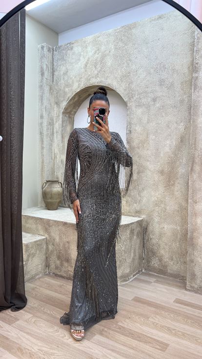 Abito da sera firmato color antracite con nappe e ricami speciali 