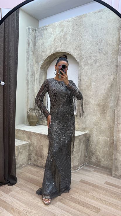 Abito da sera firmato color antracite con nappe e ricami speciali 