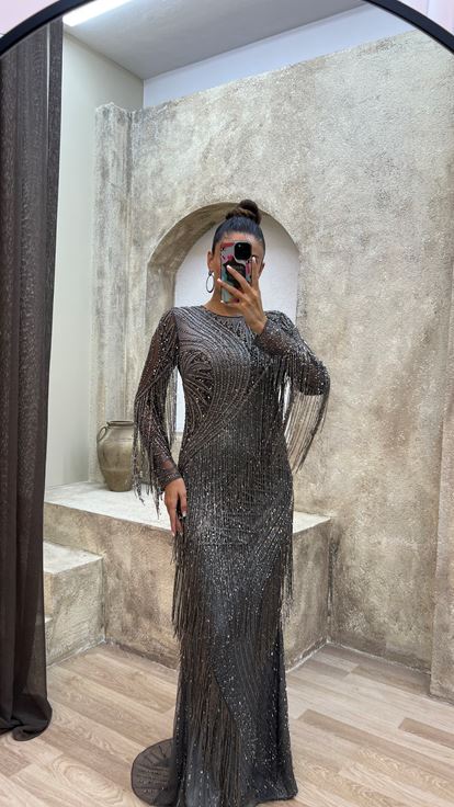 Abito da sera firmato color antracite con nappe e ricami speciali 