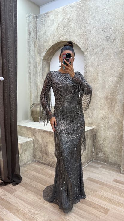 Abito da sera firmato color antracite con nappe e ricami speciali 