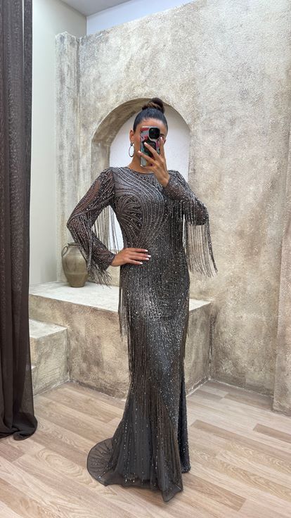 Abito da sera firmato color antracite con nappe e ricami speciali 