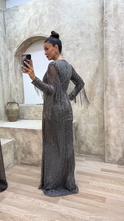 Abito da sera firmato color antracite con nappe e ricami speciali 