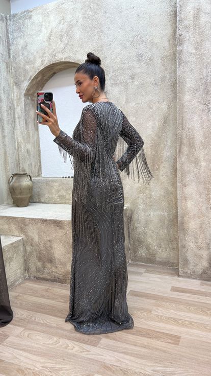 Abito da sera firmato color antracite con nappe e ricami speciali 