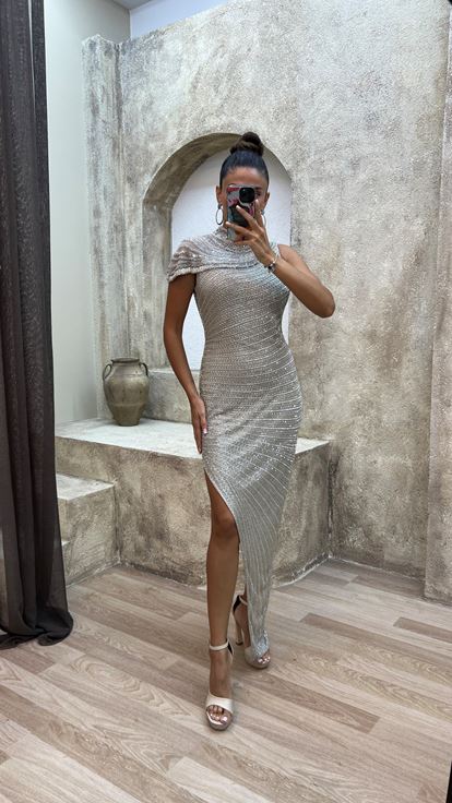 فستان بتصميم مطرز خاص بتفاصيل بيضاء على الكتف