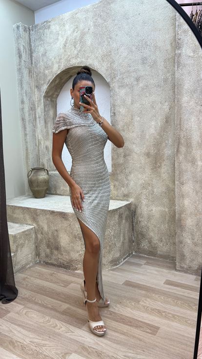 فستان بتصميم مطرز خاص بتفاصيل بيضاء على الكتف