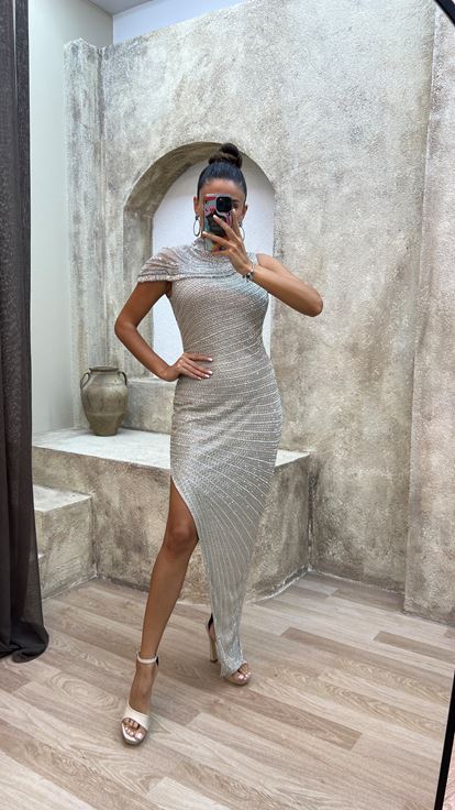 فستان بتصميم مطرز خاص بتفاصيل بيضاء على الكتف