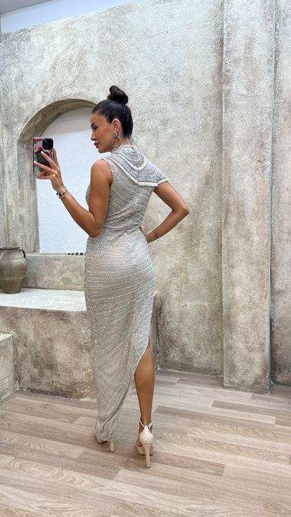 فستان بتصميم مطرز خاص بتفاصيل بيضاء على الكتف